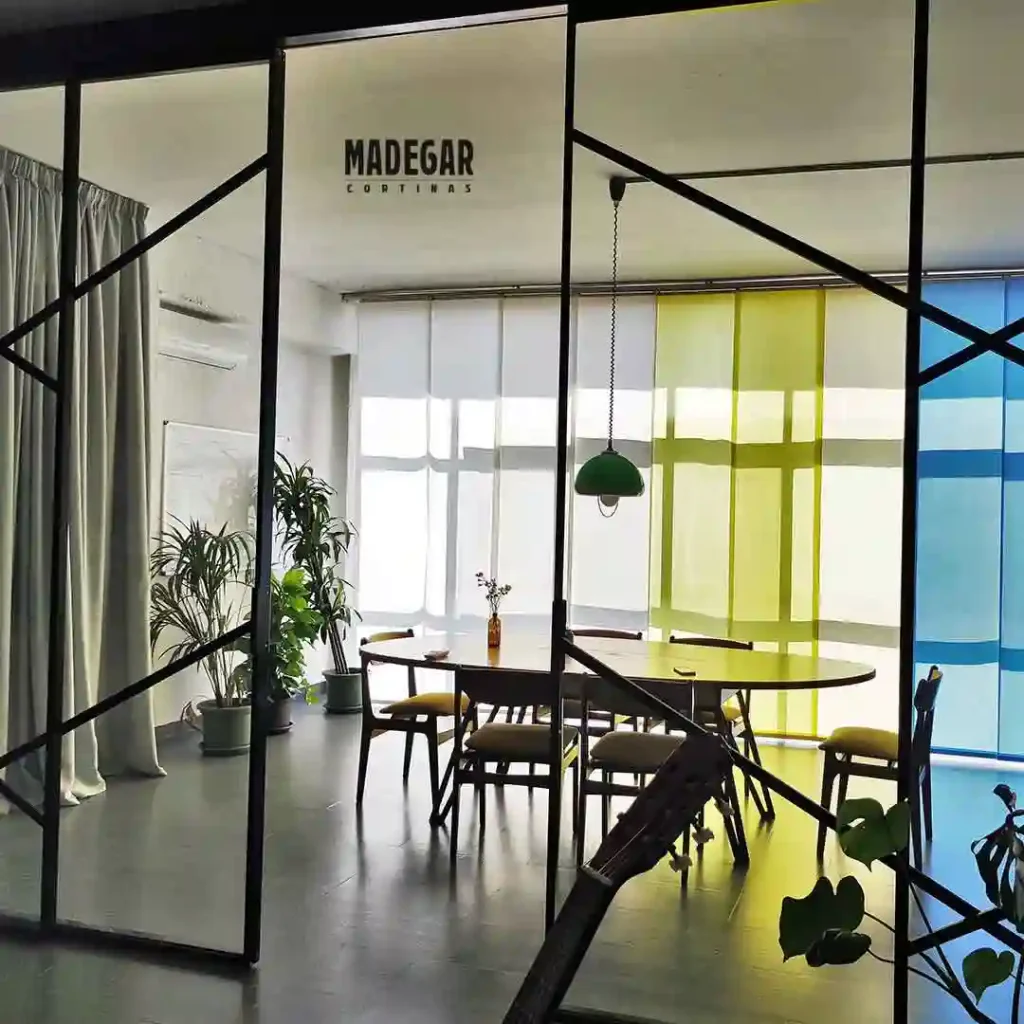 Cortinas acústicas y paneles japoneses personalizados con los colores corporativos en unas oficinas de Barcelona