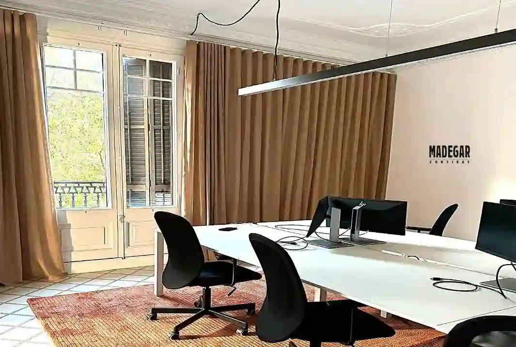 Cortinas separadoras con tela acústica y cortinas verticales a medida en una despacho de arquitectos en la zona de Gracia de Barcelona