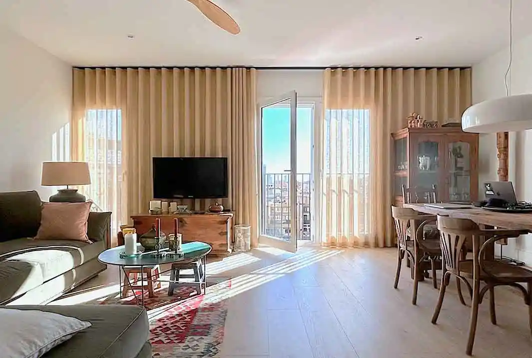 Cortinas a medida tipo plisadas en la cocina de un famoso restaurante de Barcelona