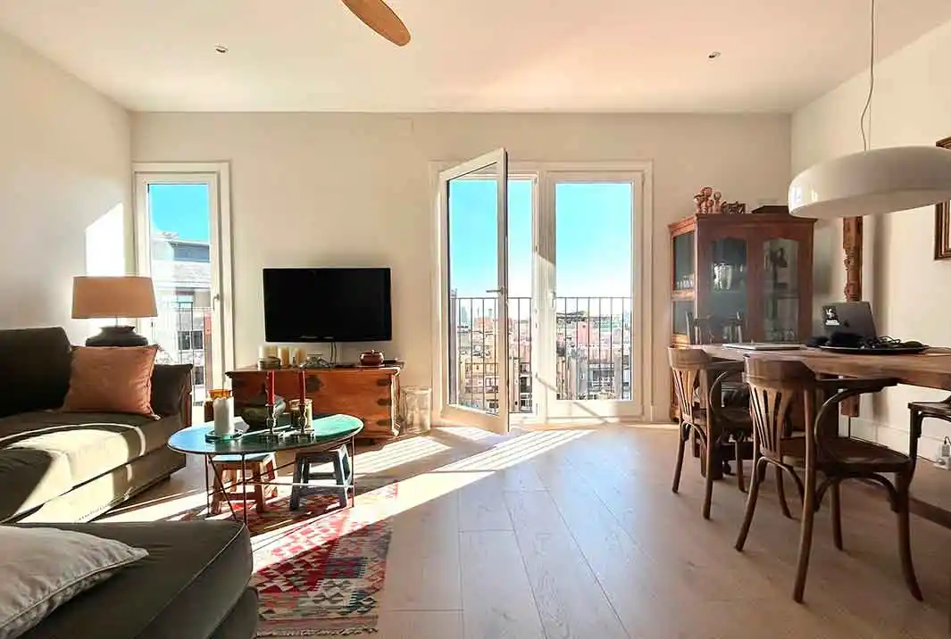 Tienda de cortinas especialista en sesoramiento para elegir las cortinas de un comedor en l'eixamplde de barcelona
