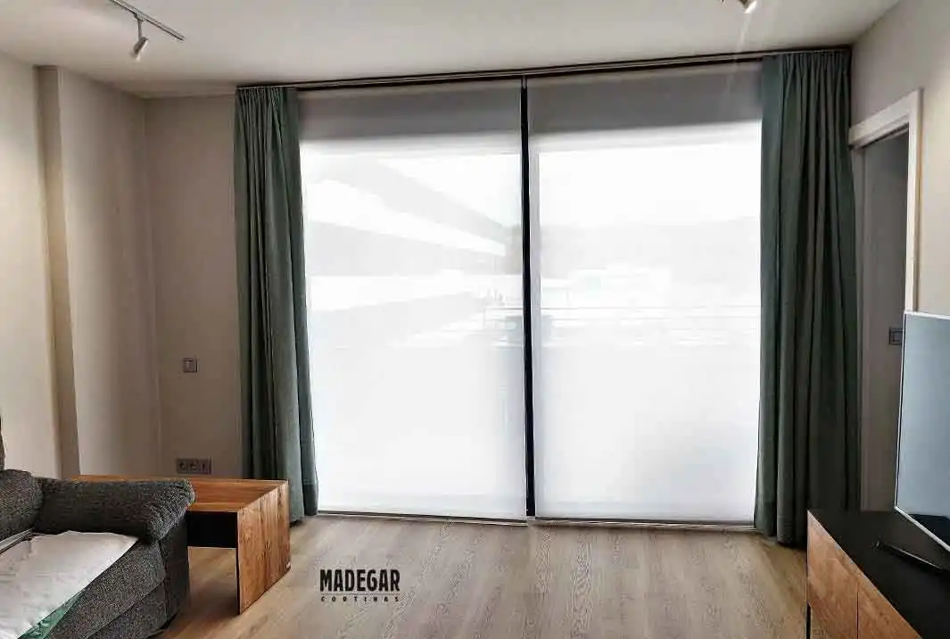 Cortinas a medida para un salón con mucho estilo, tipo vintage, compuesto por un estor paquetto en la ventana pequeña y dobles cortinas en el gran ventanal de salida a la terraza en un piso de Sant Gervasi en Barcelona