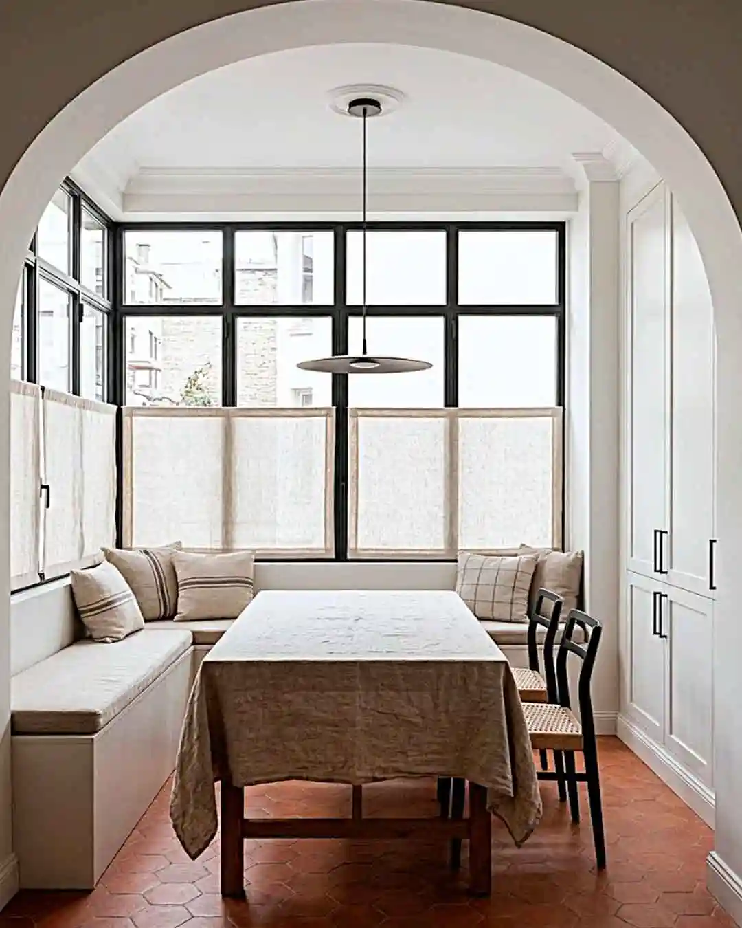 Cortinas venecianas de Aluminio blanco instaladas por Cortinas madegar en un loft del Eixample de Barcelona