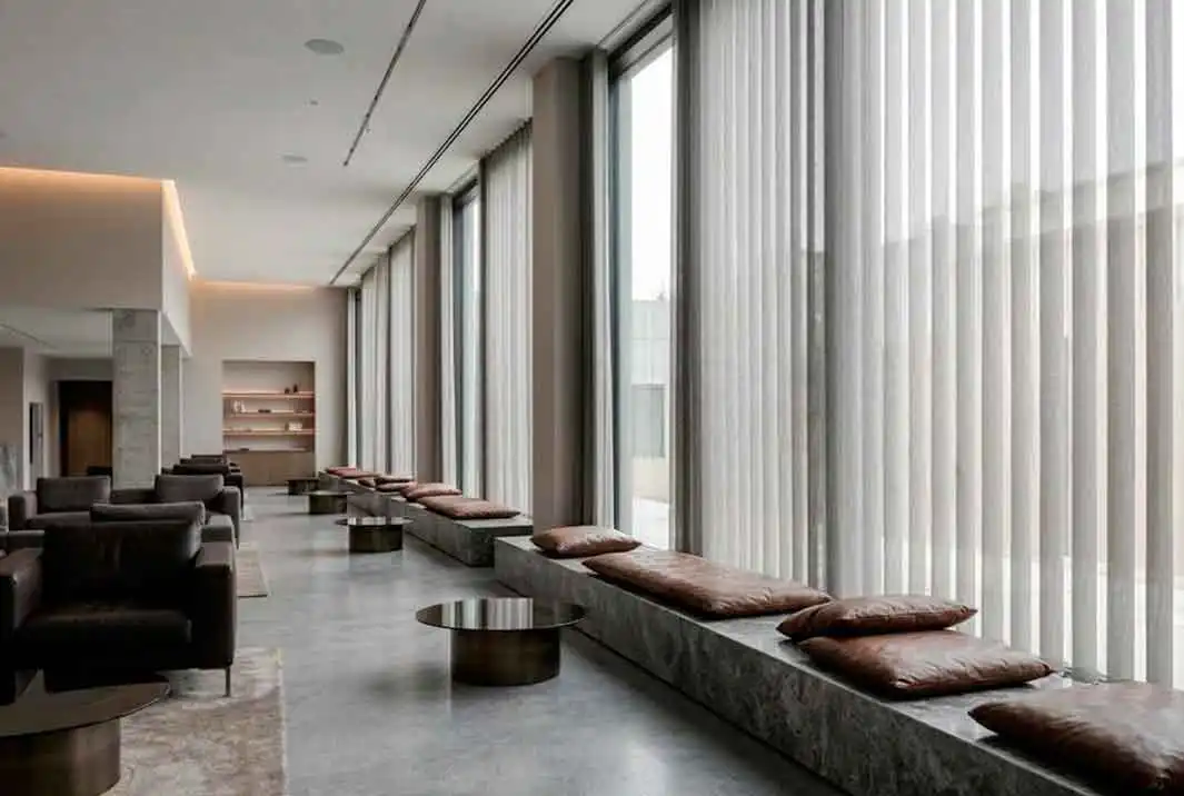 Cortinas Verticales a medida en un salón con toques vintage instaladas por Cortinas Madegar